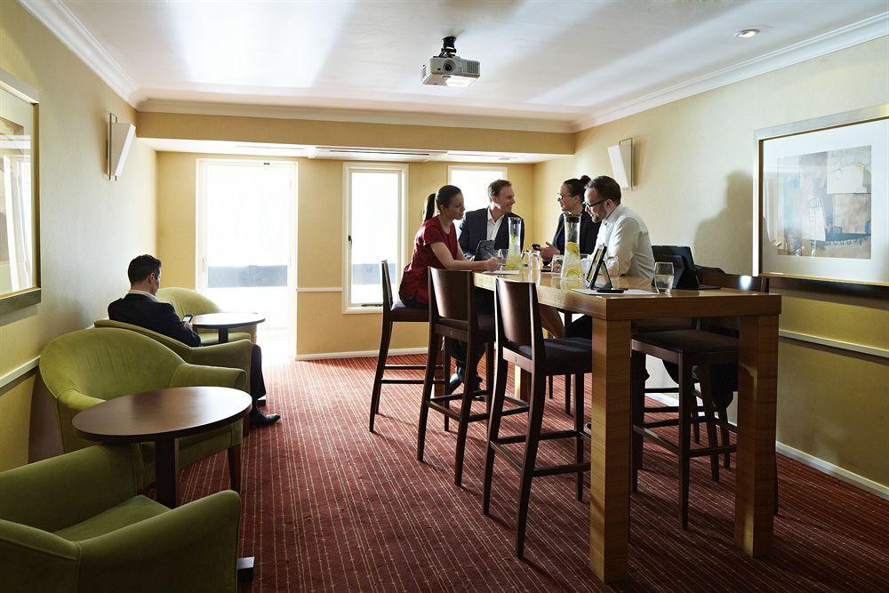 Delta Hotels By Marriott Питерборо Екстериор снимка